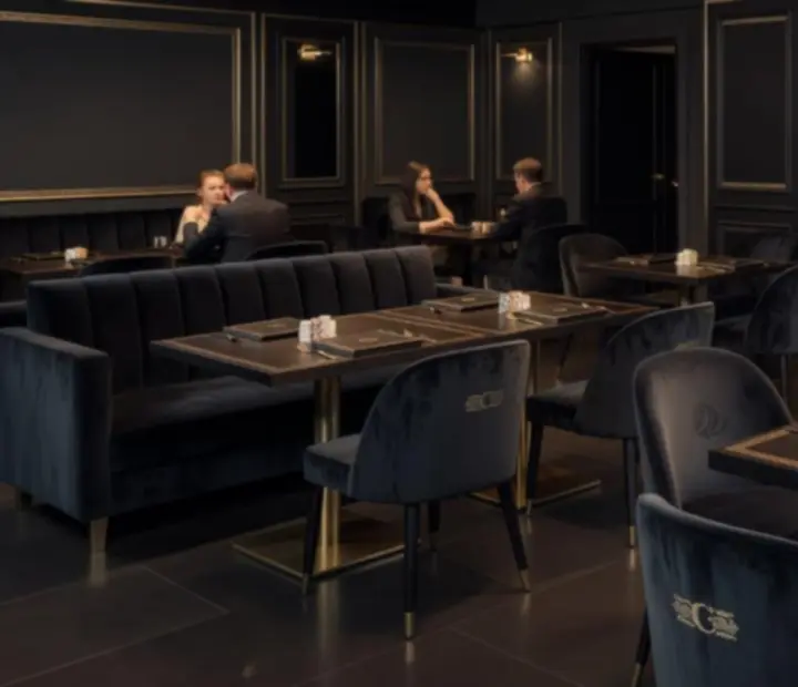 Calveeron belső tere: sötét tónusú éttermi és póker lounge környezet